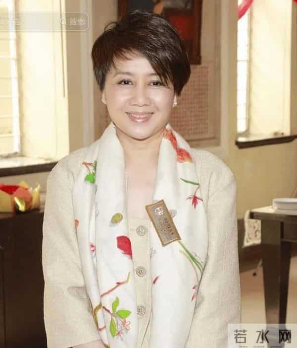 赌王四太梁安琪近况,皮松肉垮骨头突出,马来街头戴礼帽吃路边摊