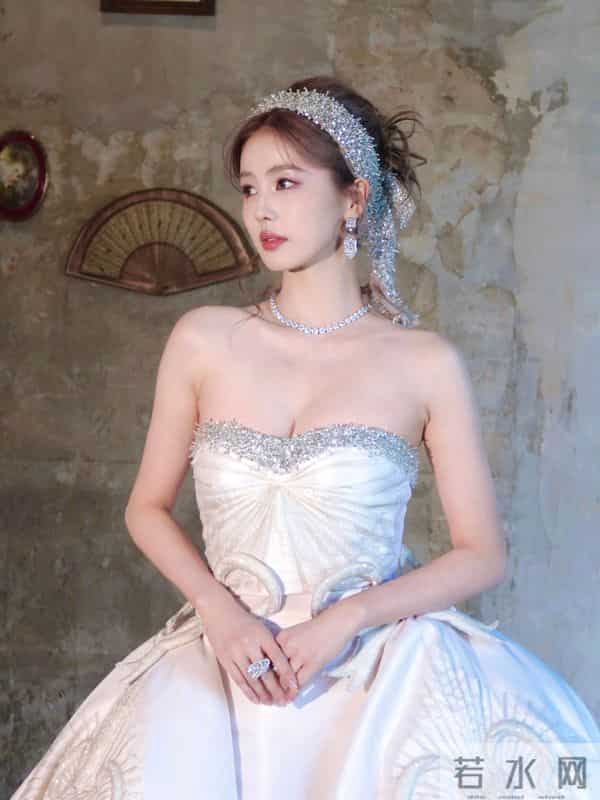 白鹿不要这么考验大家的定力!最近好爱穿抹胸裙啊