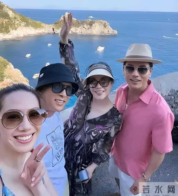 甄子丹夫妇和吕良伟夫妇一起合影留念,两位女士气质优雅 落落大方