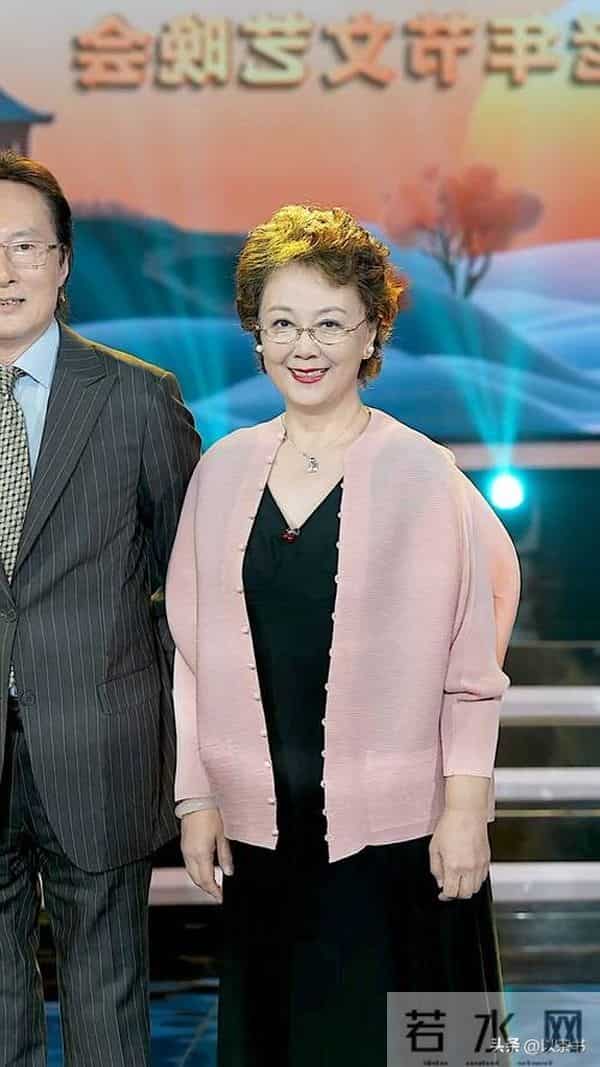 她与军官丈夫恩爱46年零绯闻,如今68岁直面衰老,比扮嫩惊艳