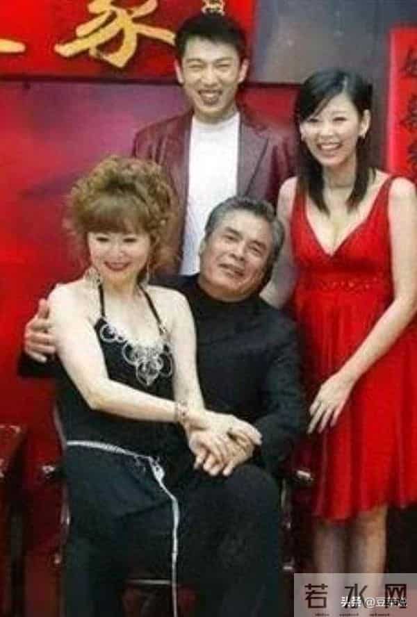 他与6个老婆共处一室，每人每月7万零花钱，71岁又娶了50岁妻子