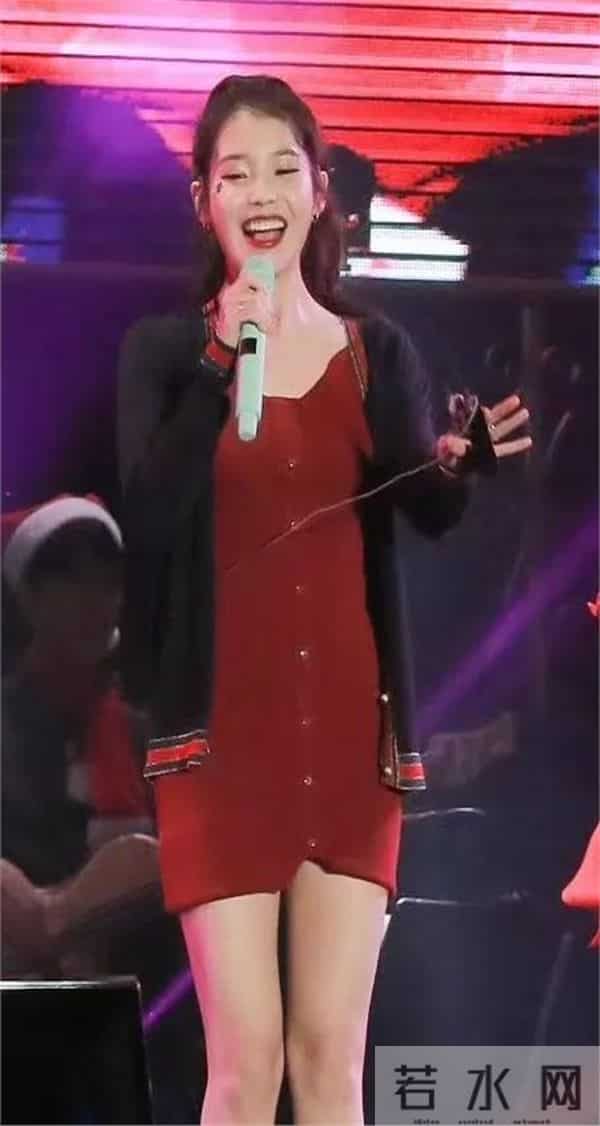 iu李知恩也有丰满风韵的时刻，这个衣服真挺漂亮