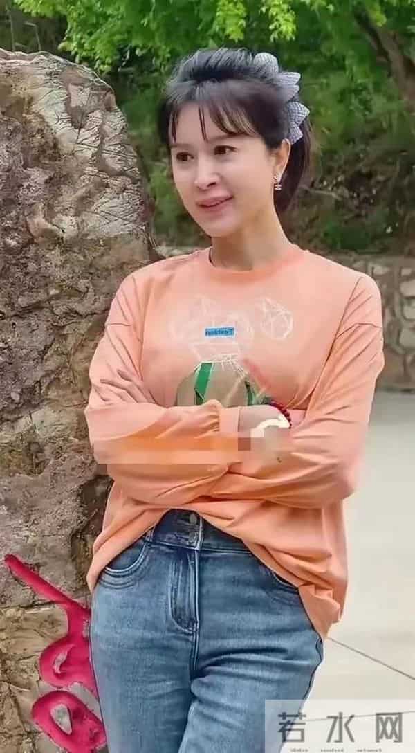 50岁金巧巧被偶遇,网友锐评:奶奶的脸,孙女的头型,少女的身材