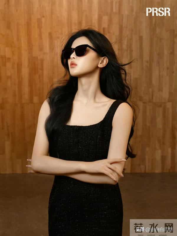 杨超越最新广告宣传照，黑丝妈妈级别！