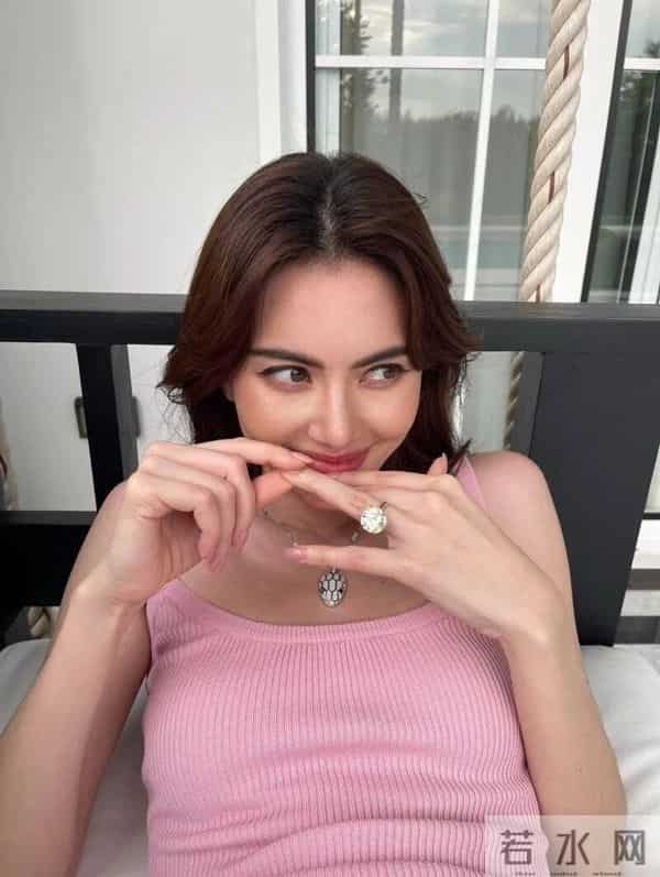 知名女演员官宣和影帝结婚