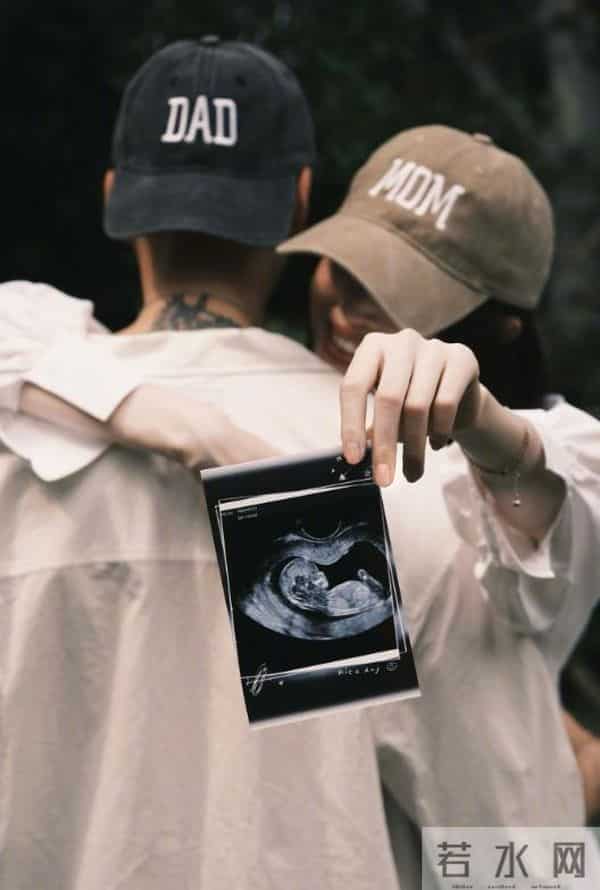 和陈伟霆生子后何穗首晒美照,小腹平坦身材绝,当妈后笑容超甜