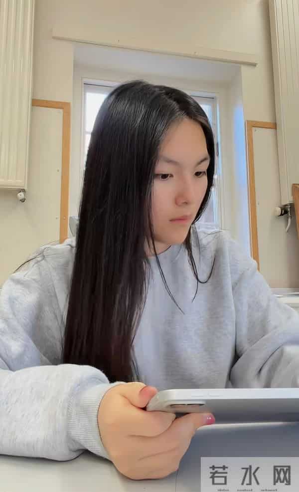 16岁王诗龄晒留学日常,住宿舍周末还在学习,瘦下来五官好像李湘