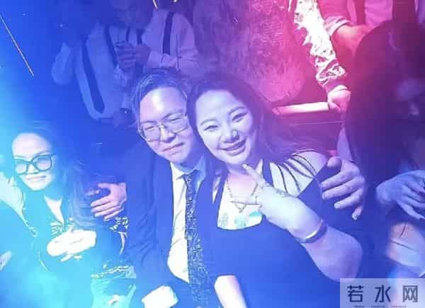 向佑算是没救了!现身南昌酒吧,烟酒不离手,旁边的女人又胖又颓