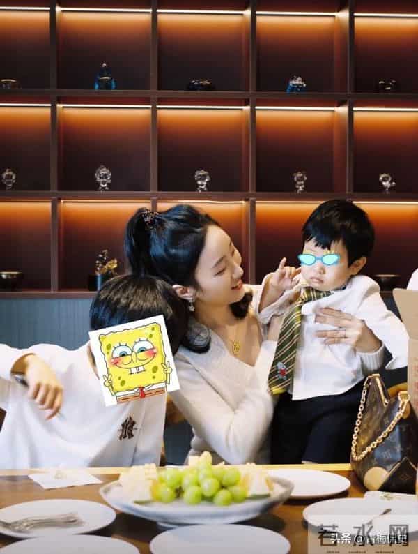 黄晓明一家4口参加生日宴!小海绵被奶奶搂在怀中,长腿溢出屏幕