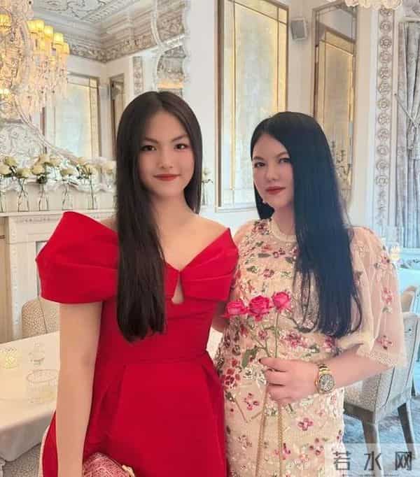 李湘回湖南老家!父母住大别墅,客厅堆满鲜花,她反而不敢露脸!