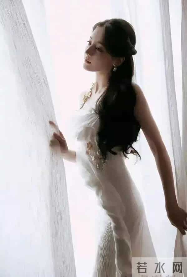 迪丽热巴,饱满呼之欲出,跟大幂幂有一拼