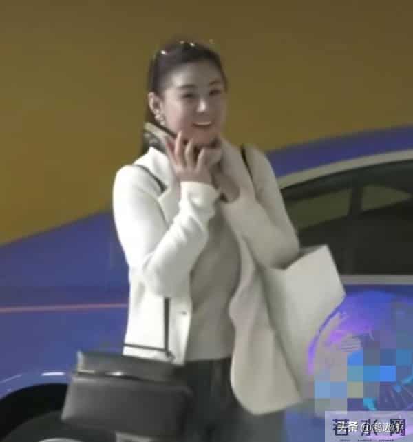 40岁李小萌北京逛街,开五六百万劳斯莱斯,王雷大连富二代不差钱