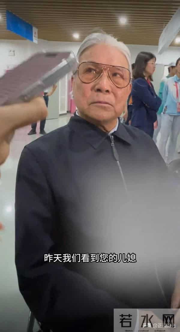 霍震霆称郭晶晶全运会火炬手没有告诉自己 一提儿媳就笑得合不拢嘴