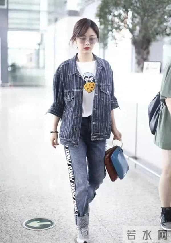 谭松韵身穿条纹牛仔外套搭配牛仔裤运动鞋,简约休闲又耐看