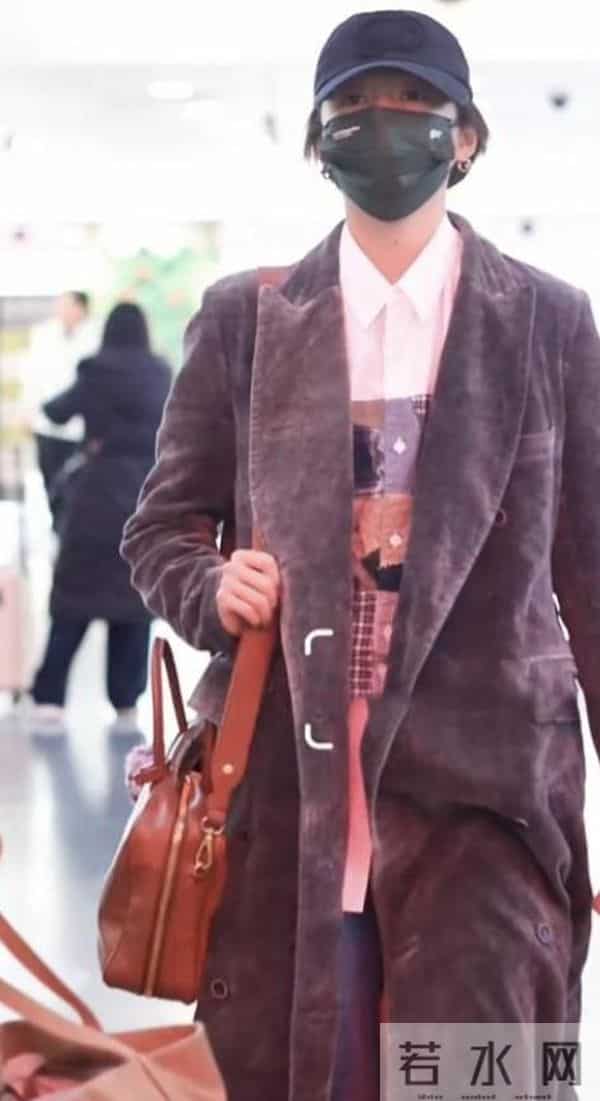 鹿晗关晓彤同天现身机场,一个细节说明一切