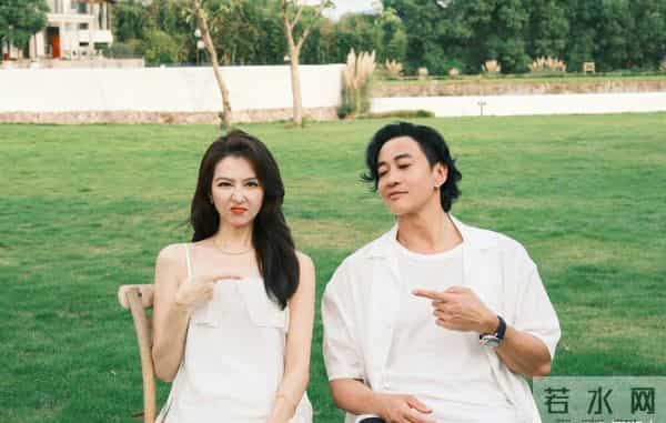 50岁何润东晒夫妻写真，与林姵希高甜撒糖，林姵希气质出众似明星