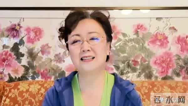 她与军官丈夫恩爱46年零绯闻,如今68岁直面衰老,比扮嫩惊艳