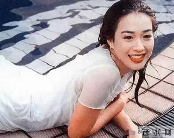 回头一笑百媚生,钟丽缇年轻无人能敌,难怪被称为亚洲性感女神!