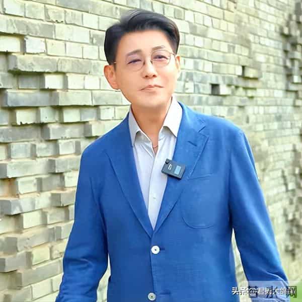央视一哥和董卿同居6年分手,51岁二婚再娶娇妻,如今60岁大变样