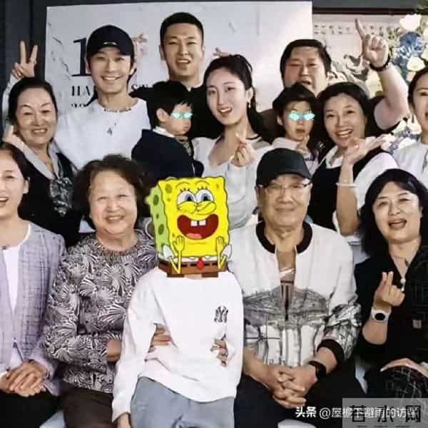 黄晓明携小海绵赴周岁宴！8岁身高到爸胸口，离异育儿获赞