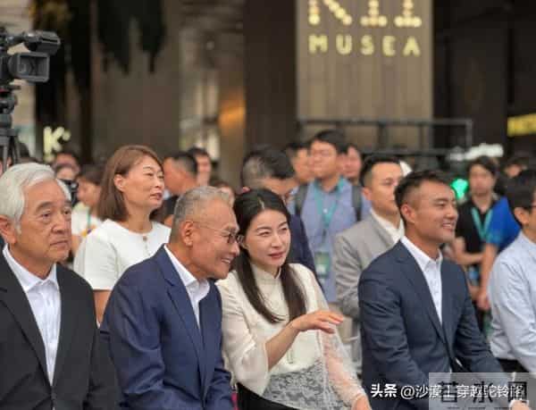 郭晶晶和欧阳夏丹现身香港K11,一个魅力十足,一个漂亮显年轻