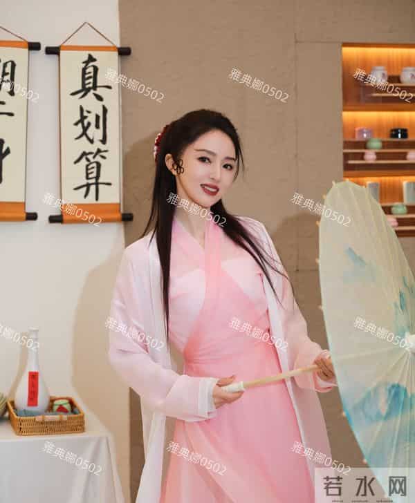 董璇自从二婚后状态肉眼可见的回春了,白蛇造型妩媚不输王祖贤!