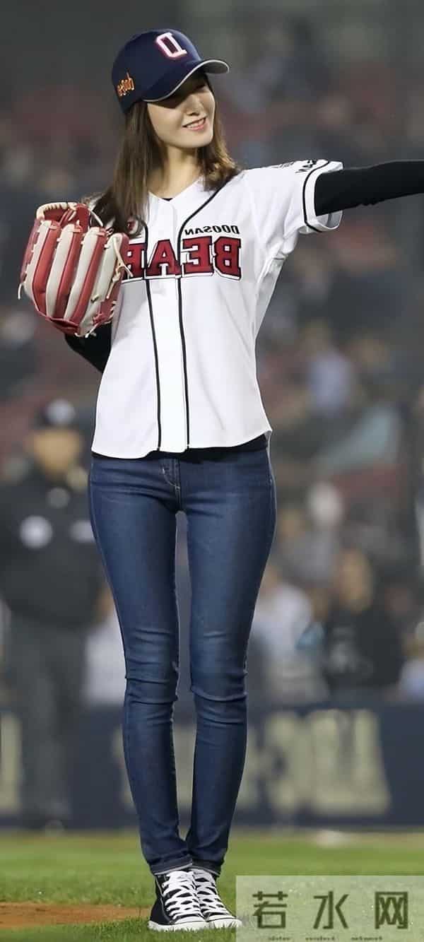 林允儿紧身牛仔裤的性感，是高级又撩人的致命诱惑！