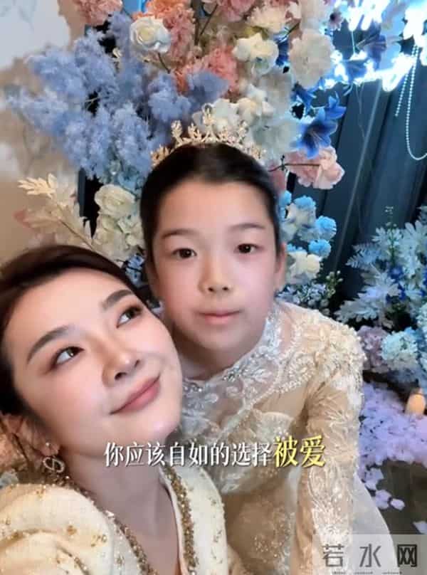 吴雅婷和前夫为女儿庆生,正式告诉儿女已离婚,唯伊心疼妈妈大哭