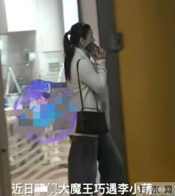 40岁李小萌北京逛街,开五六百万劳斯莱斯,王雷大连富二代不差钱