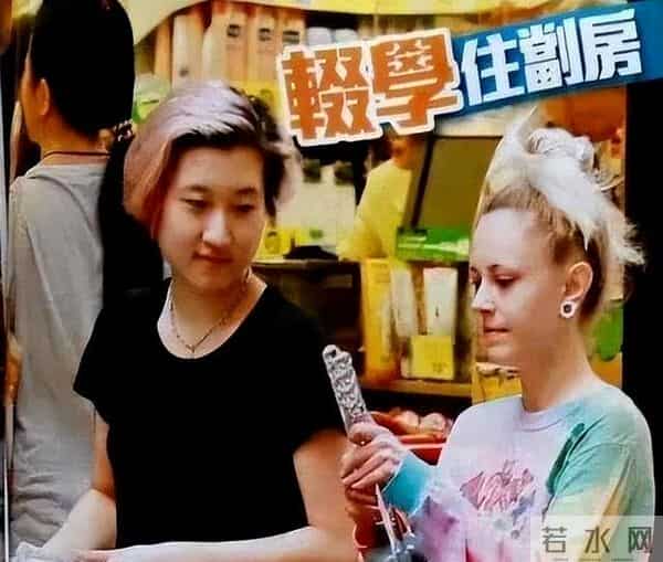 吴卓林的妻子罕见露面,7年不回家改变巨大,打扮靓丽生活变好了