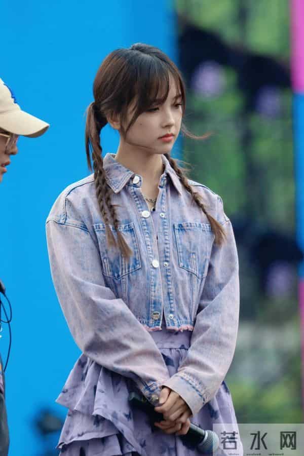 王冰冰怎么这么爱穿肉色丝袜？谁教她的？