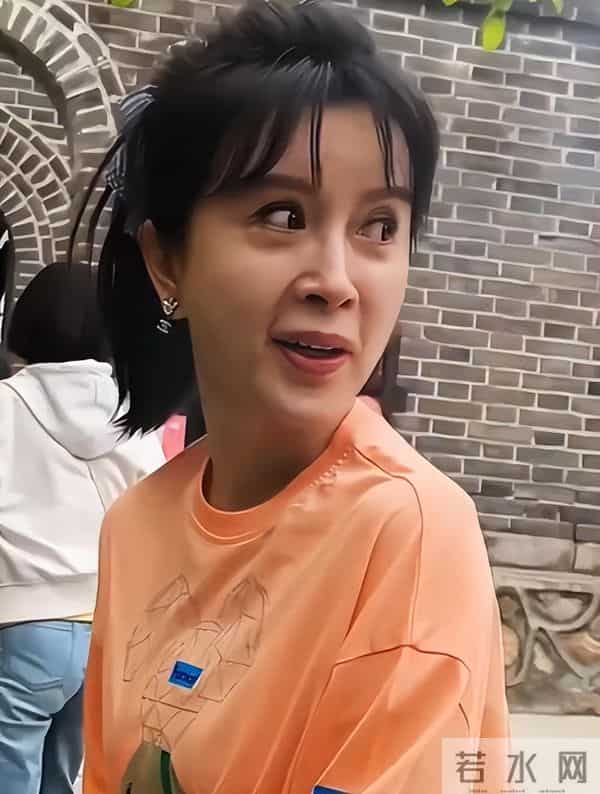 50岁金巧巧被偶遇,网友锐评:奶奶的脸,孙女的头型,少女的身材