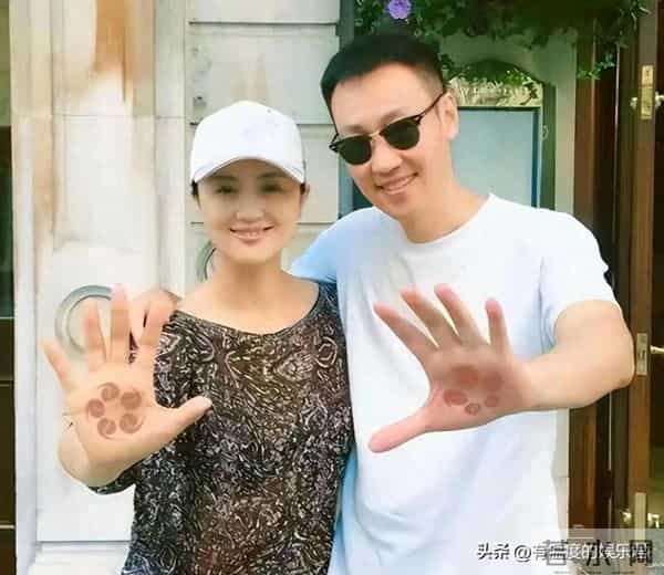 辛柏青还是没走出来,李乃文给他夹菜,原来朱媛媛生前真的没说错