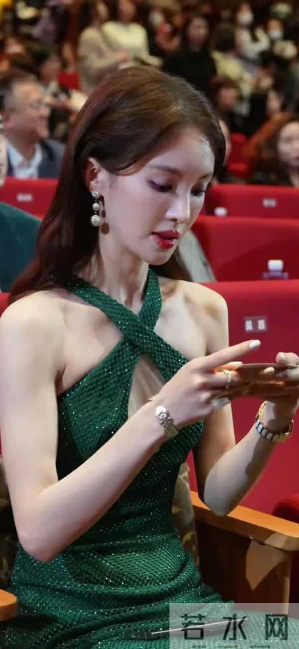 金晨出席活动，身材完美