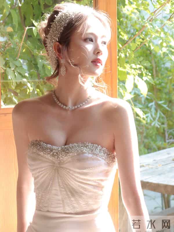 白鹿不要这么考验大家的定力!最近好爱穿抹胸裙啊