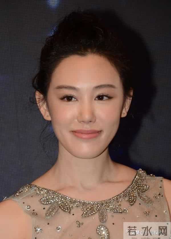 母亲是影后,丈夫是著名演员,公公是央视名嘴,34岁的她却当网红