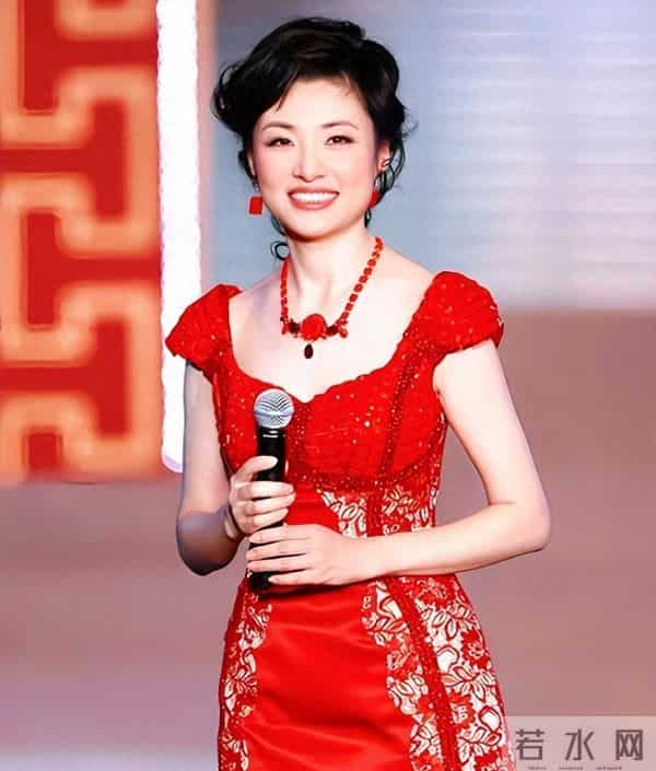 连续17年主持春晚的她，12年婚姻终究离婚，坦白：婚姻只会痛苦