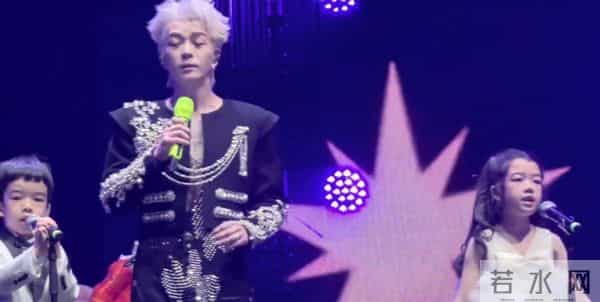 吴雅婷和前夫为女儿庆生,正式告诉儿女已离婚,唯伊心疼妈妈大哭