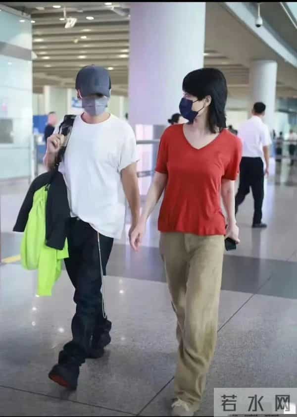 谢霆锋王菲现身北京机场,天后把头靠在男友身上,甜蜜动作不断