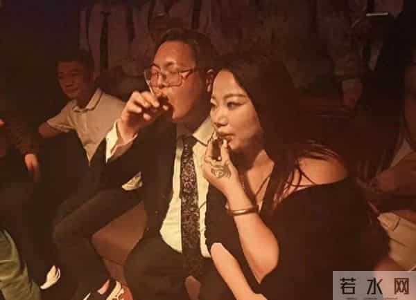 向佑算是没救了!现身南昌酒吧,烟酒不离手,旁边的女人又胖又颓