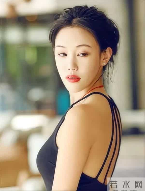 她是影后女儿、央视名嘴儿媳,为何却选择在直播间带娃刷流量?