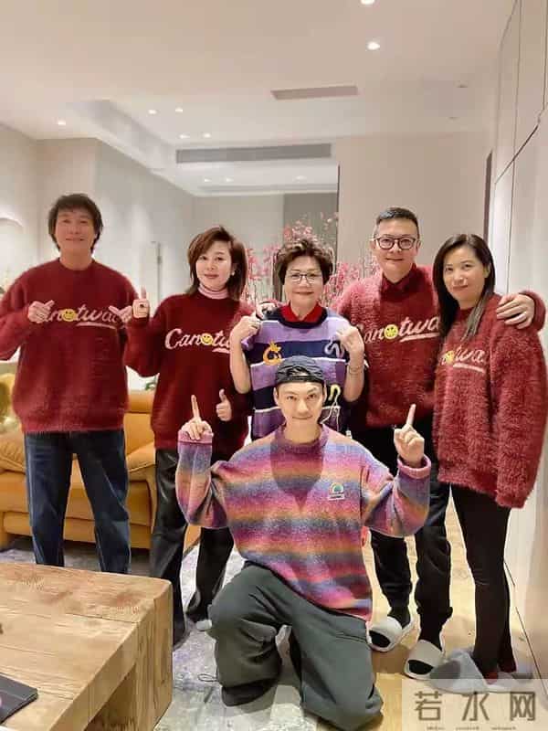 陈伟霆妈妈飞北京看孙子!婆媳第一次见面,何穗大胆拍辣照迎接!