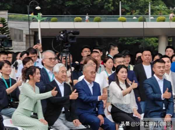 郭晶晶和欧阳夏丹现身香港K11,一个魅力十足,一个漂亮显年轻