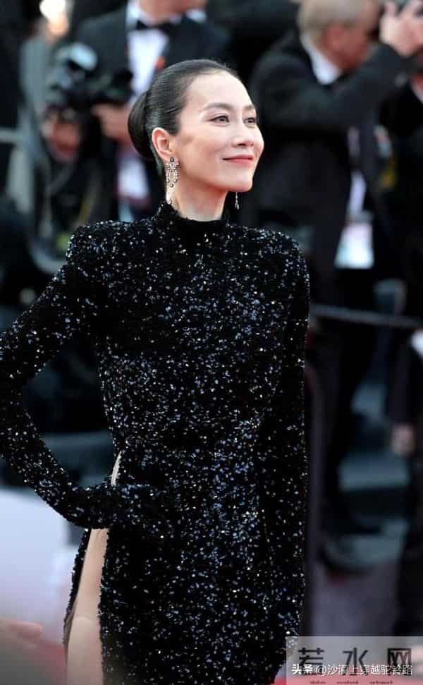 温峥嵘在戛纳电影节,高开叉亮片裙,不转身还好,一转身有点尴尬