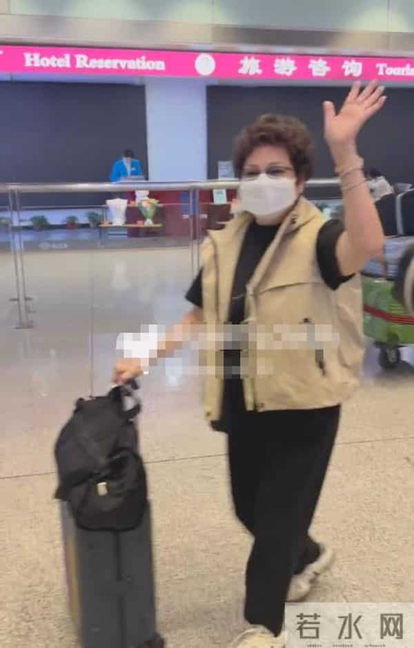 何穗在别墅晒产后美照！腹直肌分离身材未恢复，婆婆落地北京探望