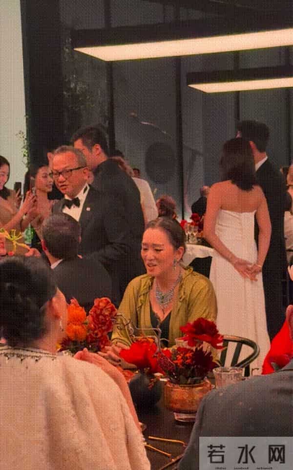 巩俐一头银发现身晚宴!从容老去拒绝修饰,真实状态最美!