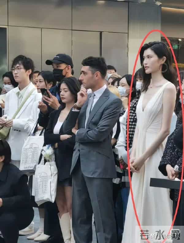 陈伟霆亲自接妈妈来京探望孙媳,摸脸好宠溺!对何穗很满意!