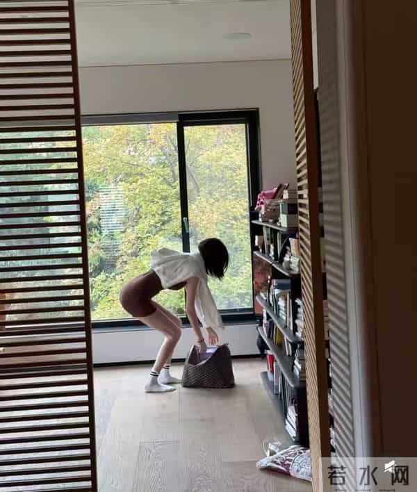 陈伟霆妈妈飞北京看孙子!婆媳第一次见面,何穗大胆拍辣照迎接!