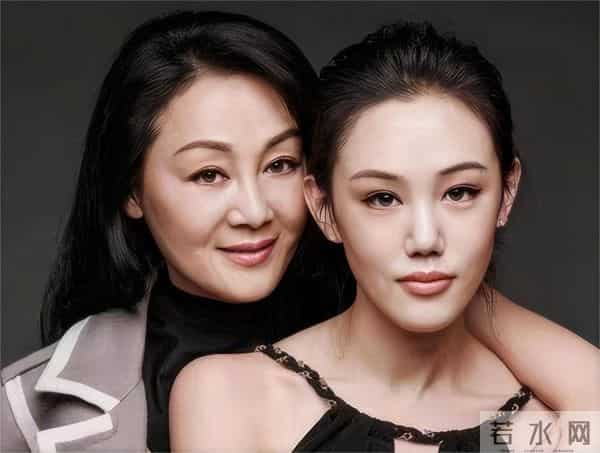 她是影后女儿、央视名嘴儿媳,为何却选择在直播间带娃刷流量?