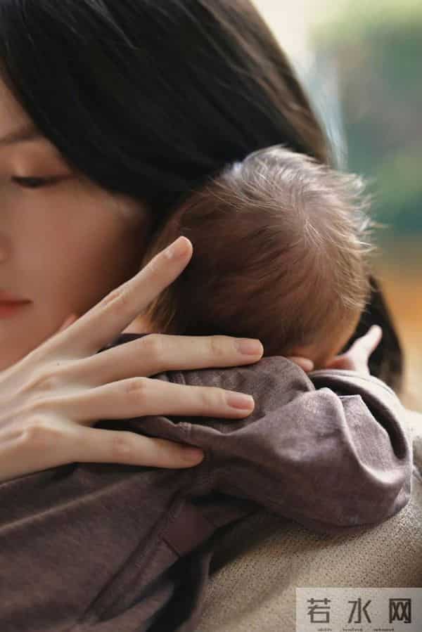 何穗官宣生子后晒瑜伽服照:小腹平坦,四肢纤细;网友赞 “不愧是超模”